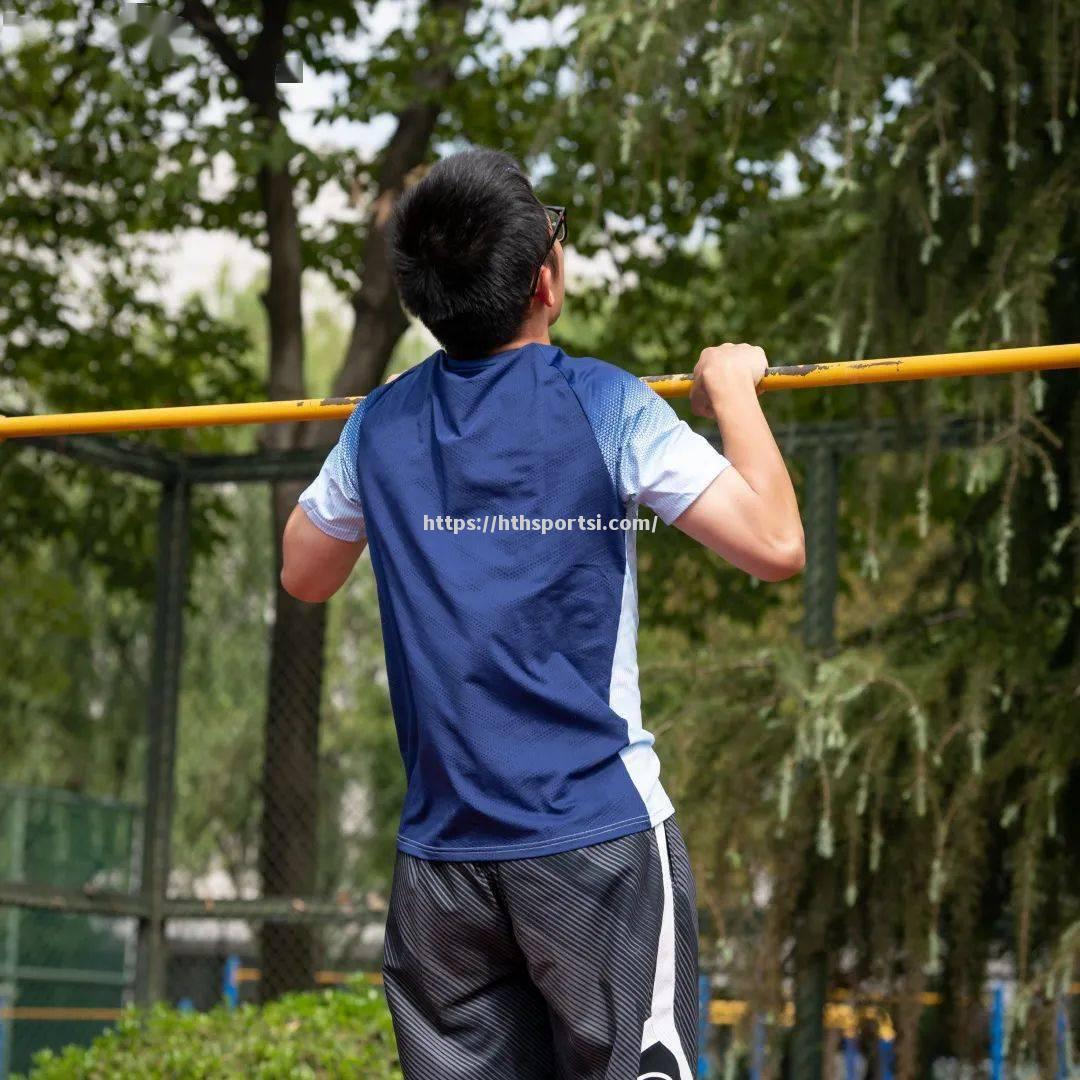 尼泊尔射击选手再次夺冠身姿矫健胜利洋洋得意